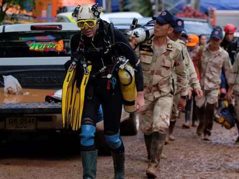 90 thợ lặn tinh nhuệ giải cứu đội bóng Thái Lan