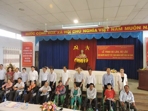 Trao xe lăn và xe lắc cho người khuyết tật tại tỉnh Long An