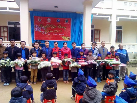 Trao hơn 1.500 áo ấm cho học sinh vượt khó