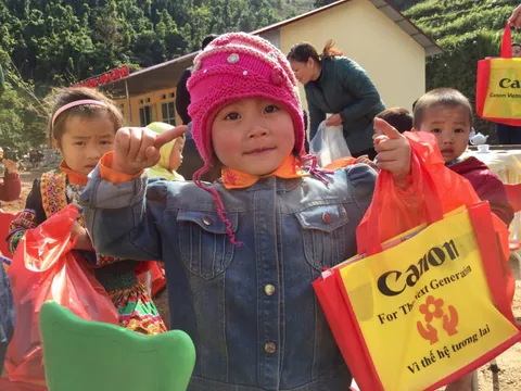 Mang mùa đông ấm áp đến với học sinh vùng biên giới xa xôi