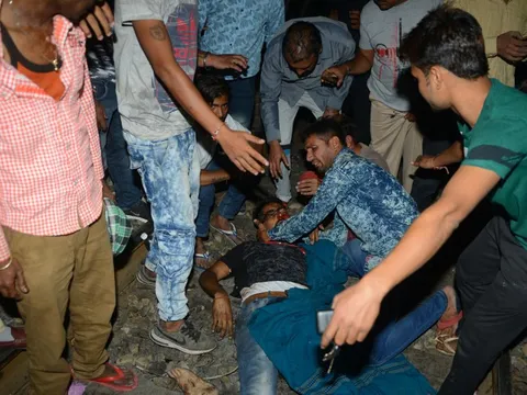 Thi thể nạn nhân la liệt sau vụ tàu hỏa cán qua đám đông ở Ấn Độ