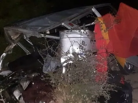 Hai ôtô đâm nhau khiến ít nhất 12 người tử vong