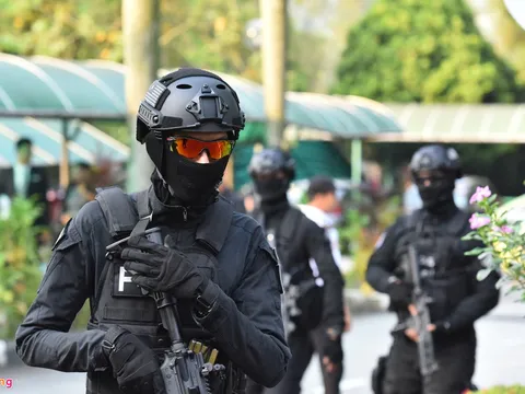 Cận cảnh an ninh siết chặt bên ngoài tòa tuyên án Đoàn Thị Hương