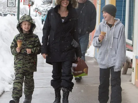 Angelina Jolie xuất hiện lần đầu sau tin sức khỏe suy kiệt