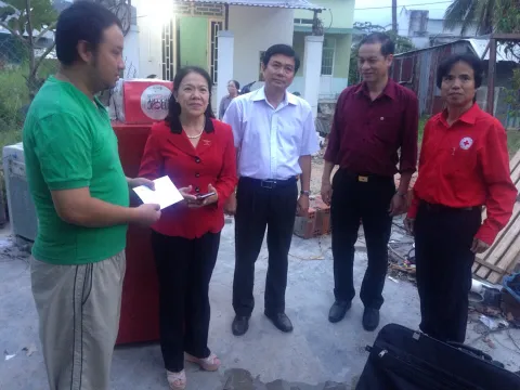 Tặng 100 suất quà cho các hộ gia đình bị thiệt hại nặng do bão số 12