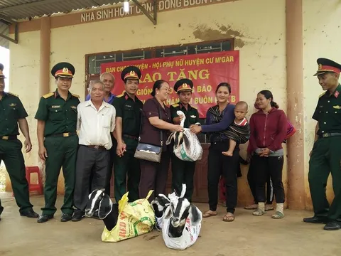 Đắk Lắk: Tặng giống vật nuôi cho đồng bào nghèo