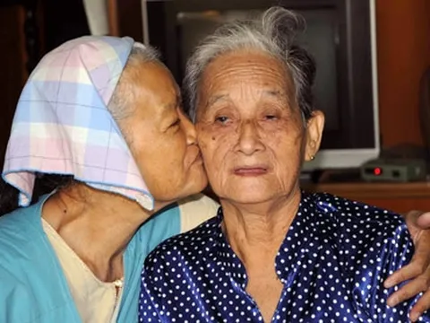 Họa sĩ Đặng Ái Việt ký họa chân dung 555 Bà mẹ Việt Nam Anh hùng