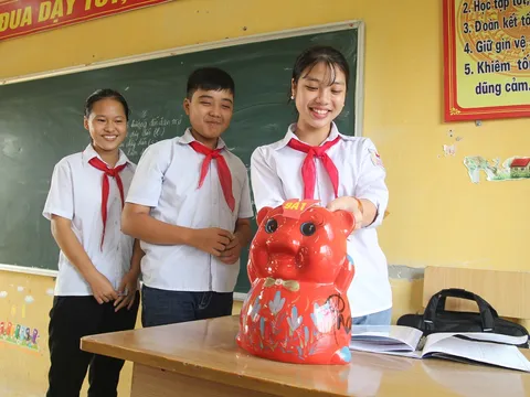 Cùng ‘vỗ béo’ lợn đất giúp bạn nghèo vượt khó