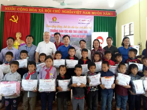 Tặng bộ dụng cụ ăn bán trú cho trẻ em khó khăn