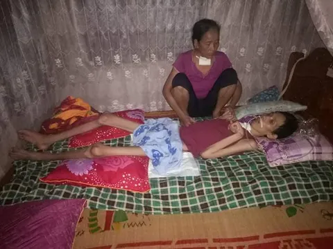 Quảng Bình: Gia đình nghèo có mẹ ung thư chăm con trai bại não