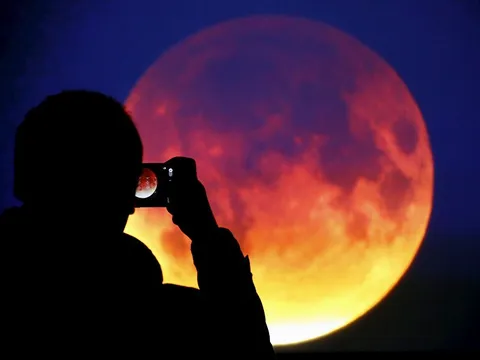 150 năm có 1 lần: Siêu trăng, trăng xanh, trăng máu xuất hiện cùng một lúc