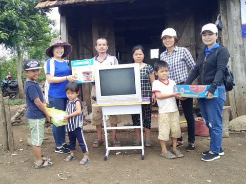 Bạn đọc hỗ trợ gia đình không có điện thắp sáng cho con học tập