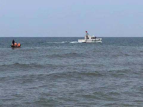 Nỗ lực tìm kiếm nam thanh niên bị sóng cuốn mất tích