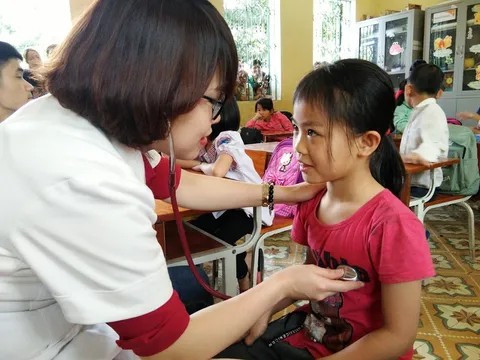 Yên Bái: Tặng quà, khám sàng lọc tim bẩm sinh miễn phí cho hơn 600 học sinh