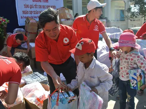 Chia sẻ niềm vui đón Tết về với trẻ em nghèo