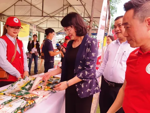 Sắc đỏ bừng lên giữa đại dịch