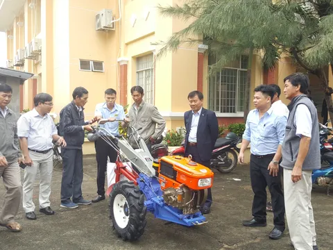 Tặng 102 máy cày cho đồng bào vùng bão lũ