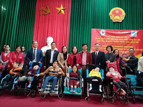 Tặng xe lăn, quà Tết cho trẻ khuyết tật và nạn nhân chất độc da cam