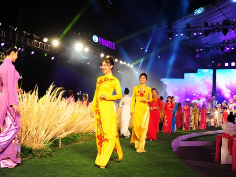 Mặc áo dài du khách được miễn vé thăm quan