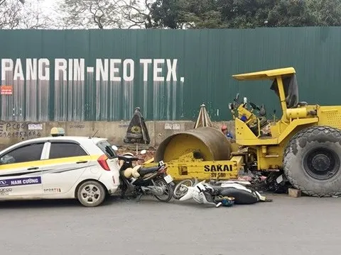 Phú Thọ: Hy hữu xe lu bất ngờ mất phanh,  cán hỏng 2 xe máy