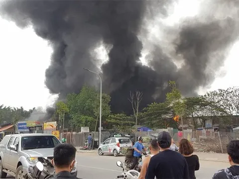 Hà Nội: Cháy lớn thiêu rụi nhiều cửa hàng ở Triều Khúc