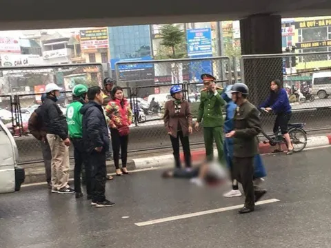 Hà Nội: Nam thanh niên rơi cầu vượt bất tỉnh, chưa rõ nguyên nhân