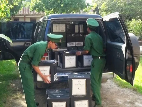 Bắt xe tải chở hàng trăm chai rượu ngoại nhập lậu