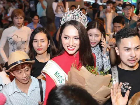 Tân hoa hậu Hương Giang vỡ òa hạnh phúc khi được fan chào đón nồng nhiệt