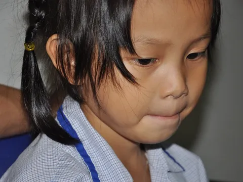 Ánh mắt cầu cứu của bé 7 tuổi mắc bệnh sống nhờ máu người khác