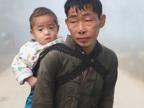 Ánh mắt tội nghiệp cô bé 3 tuổi mất mẹ, bố bệnh tật quanh năm