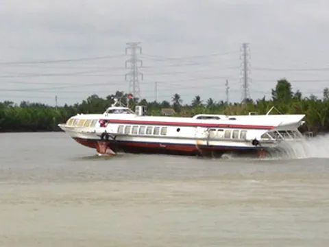 Tàu cao tốc Nhật Bản đâm phải ‘vật thể lạ’, nhiều người bị thương
