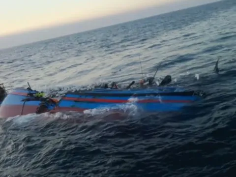 Tàu cá Bình Định bị tàu hàng đâm chìm rồi bỏ mặc