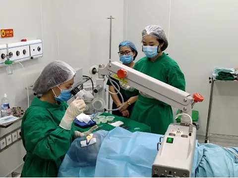 Bị mù lòa do tự ý mua thuốc nhỏ mắt về dùng