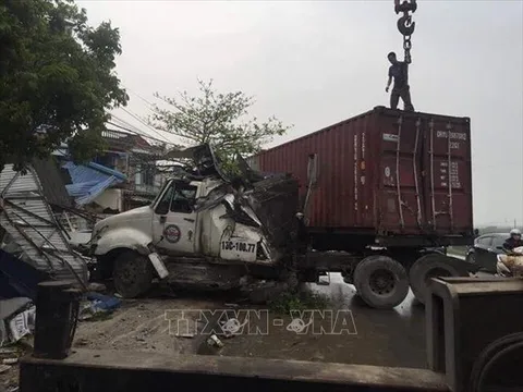 Xe container mất lái đâm sập 3 cửa hàng