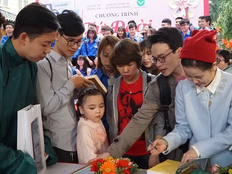 Độc giả xích gần nhau hơn trong Hội sách “Xứ Đoài đón Xuân”