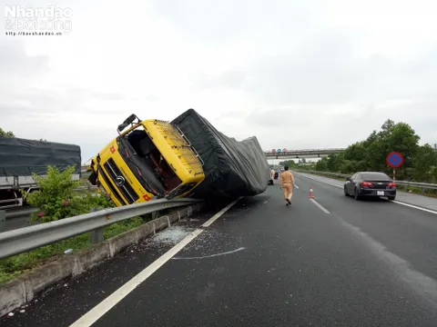 Tai nạn lật xe tải trên đường cao tốc Pháp Vân - Cầu Giẽ