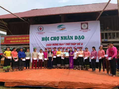 Tổ chức “Hội chợ nhân đạo” và trao quà cho người nghèo tại Thanh Hóa