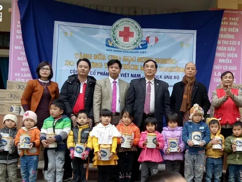 Phú Thọ: Tặng quà Tết các trường mầm non huyện Thanh Sơn và Tân Sơn