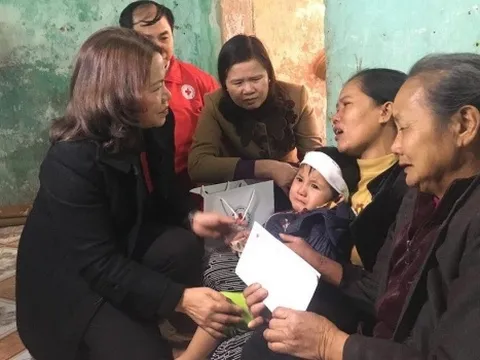 Hội Chữ thập đỏ Việt Nam chia sẻ với gia đình ngư dân bị tai nạn tàu cá tại Thanh Hoá