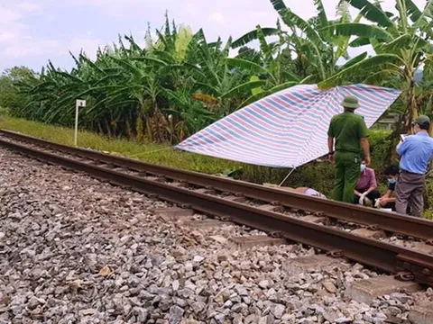 Nằm ngang trên đường sắt, một thanh niên bị tàu cán tử vong