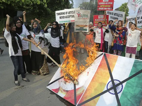 Pakistan hạ cấp quan hệ ngoại giao với Ấn Độ giữa căng thẳng Kashmir