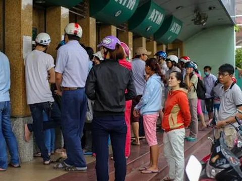 Các ngân hàng tìm mọi cách giảm tải cho máy ATM dịp Tết