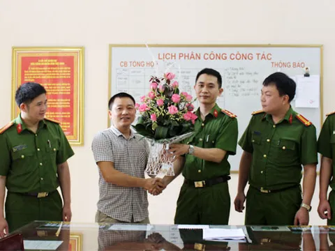 Đại úy Công an trả lại 2.000 USD cho người bị mất