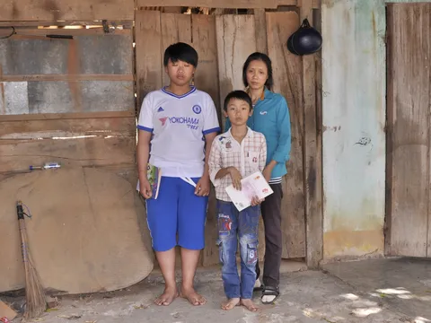 Kon Tum: Mẹ bị ung thư nặng, các con thơ có nguy cơ thất học