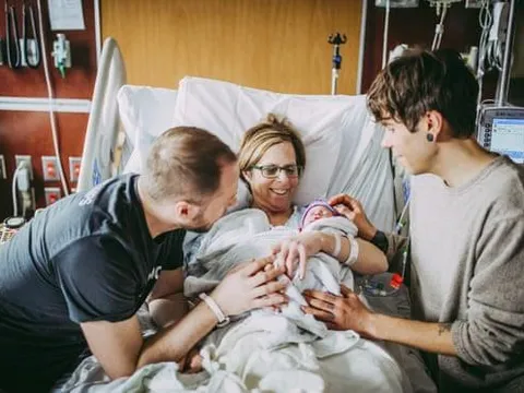 Bà mẹ Mỹ 61 tuổi mang thai hộ cho con trai đồng tính