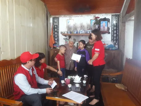 Hỗ trợ cụ bà 80 tuổi chăm cháu mắc bệnh ung thư máu