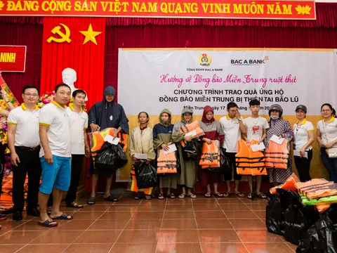Công đoàn BAC A BANK cứu trợ người dân vùng lũ: Thương lắm miền Trung ơi!