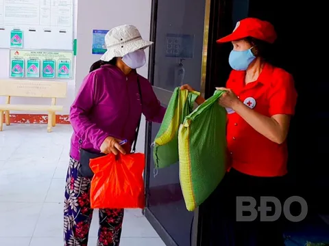 Bà Mười từ thiện