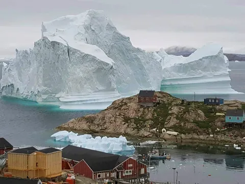 Băng trôi 11 triệu tấn đe dọa dân làng Greenland