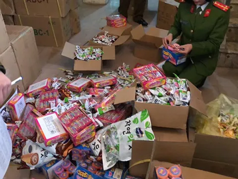 Thu giữ hơn 2,1 tấn bánh kẹo nhập lậu không rõ nguồn gốc